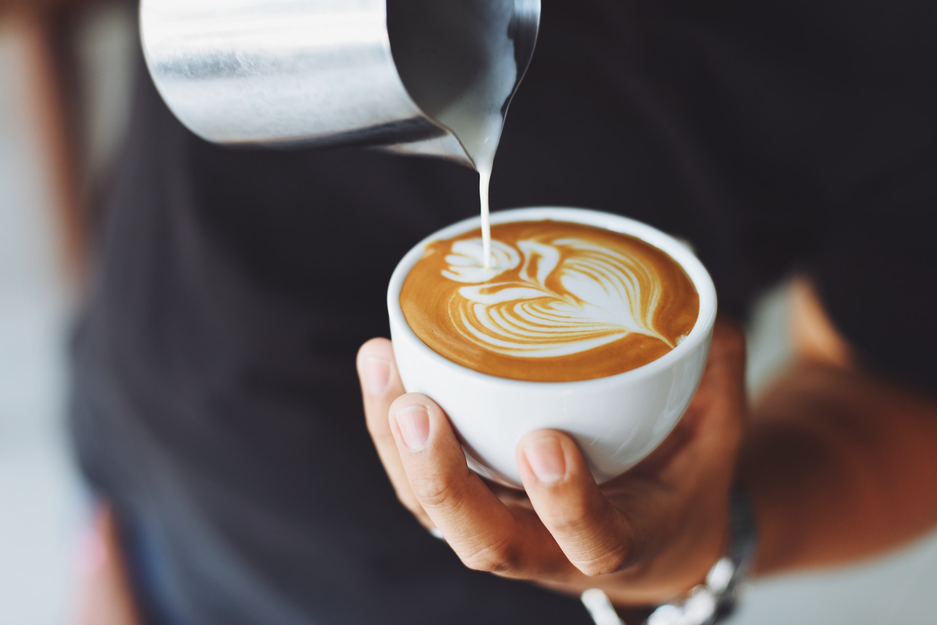 Wzorki na kawie – czym jest latte art?